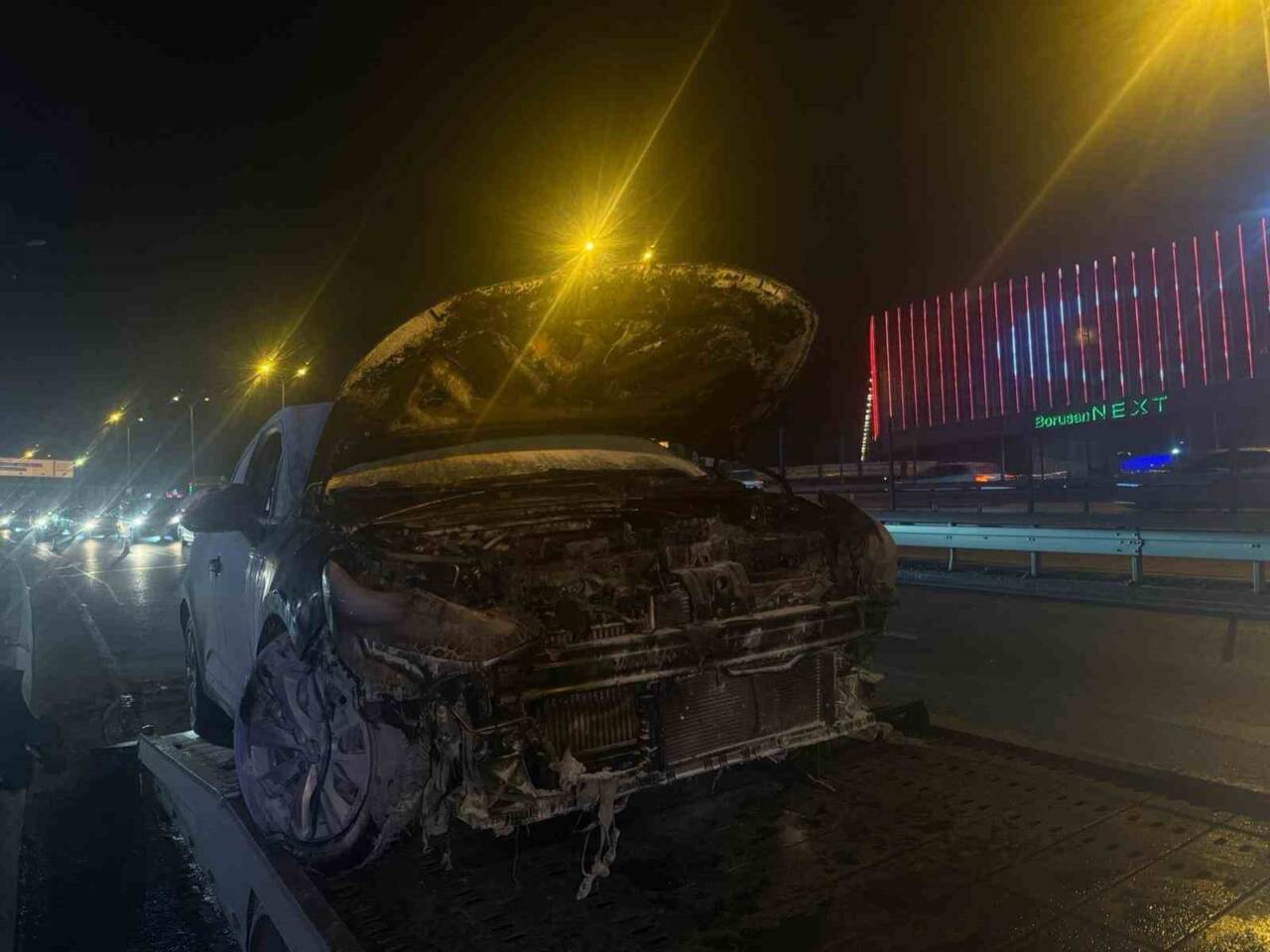 E5 Karayolu Esenyurt'ta bir otomobil saat 22.30'da alev aldı. Sürücü