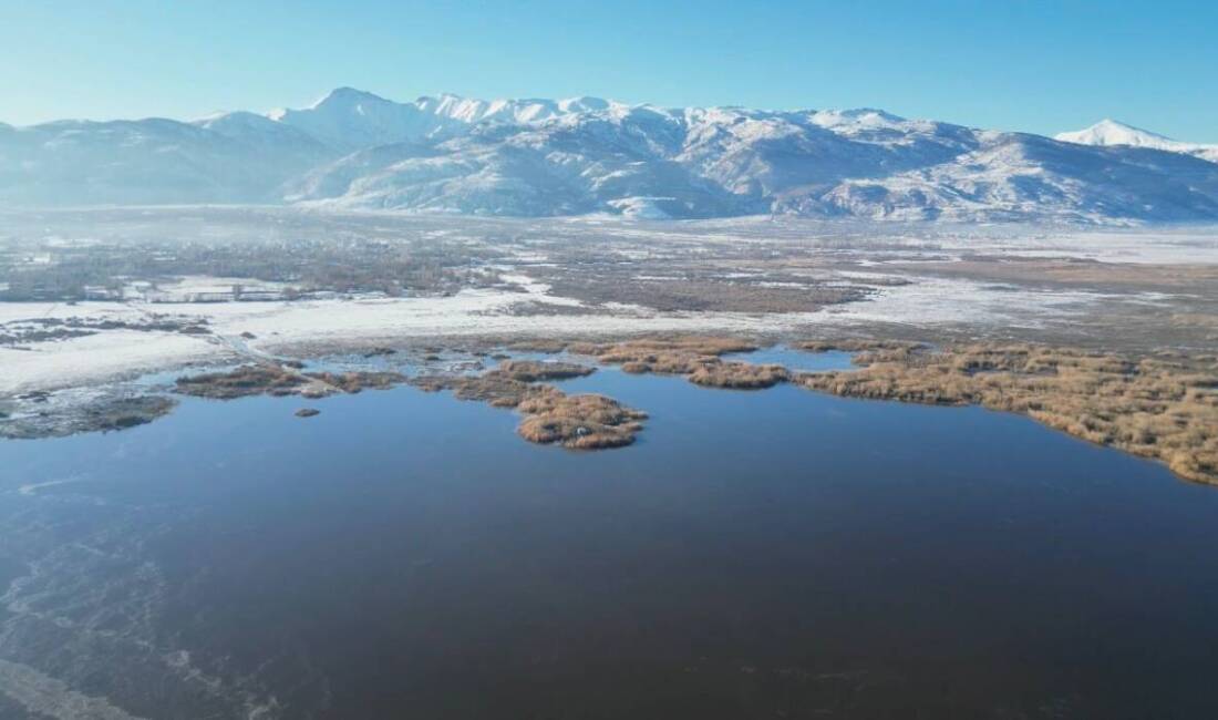 Afyonkarahisar'da etkili olan soğuk hava, Eber Gölü'nün Bolvadin ve Çay