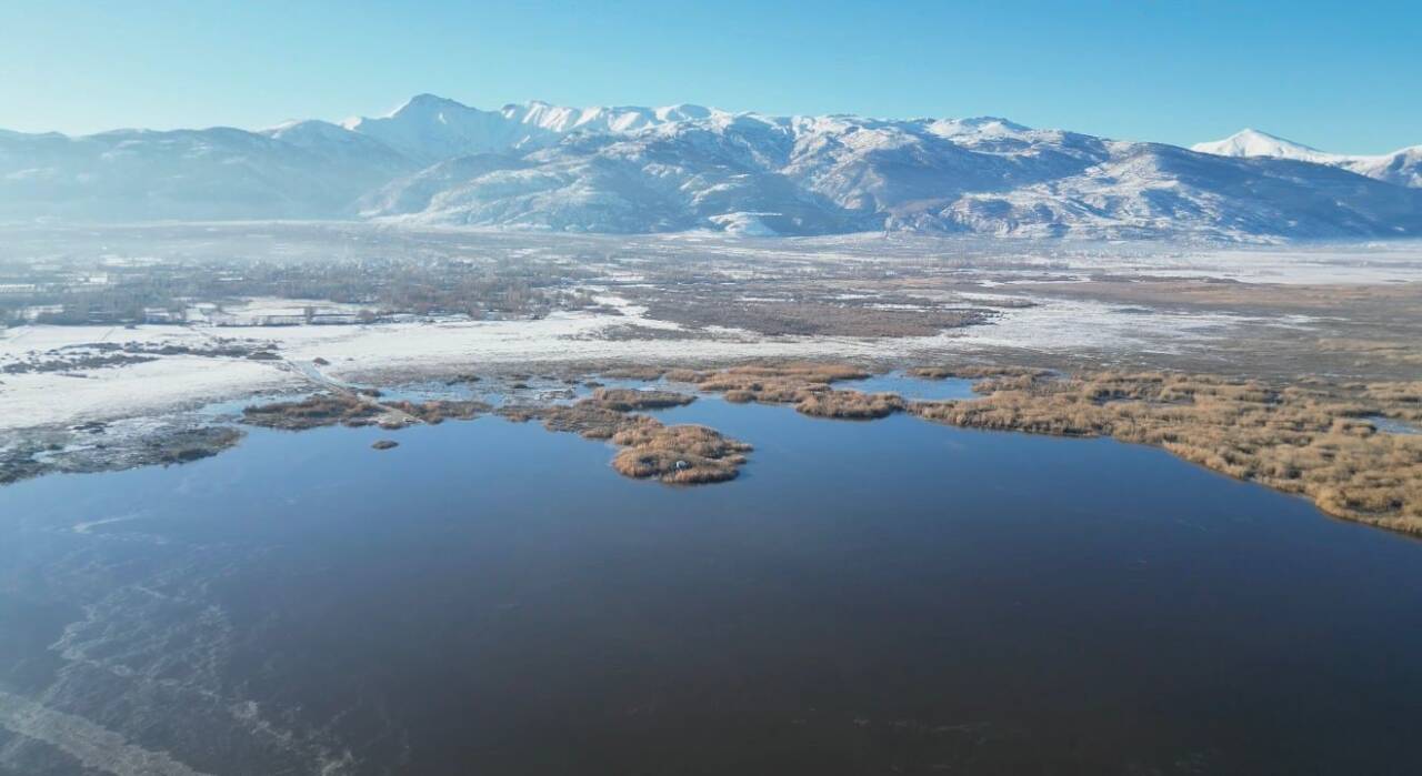 Afyonkarahisar'da etkili olan soğuk hava, Eber Gölü'nün Bolvadin ve Çay