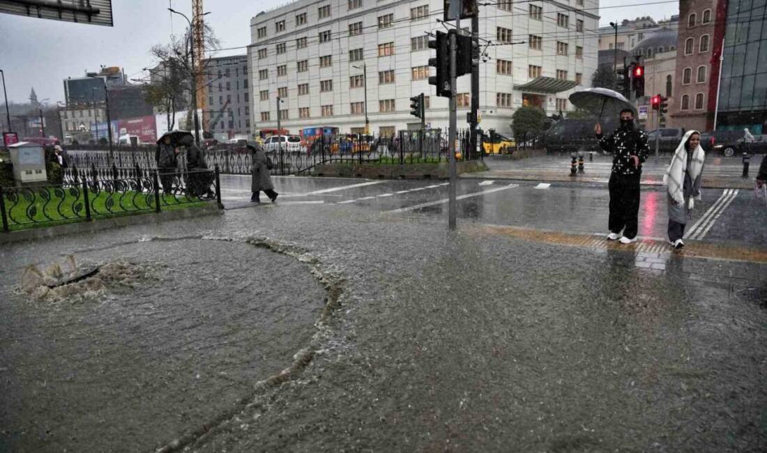 İstanbul'da etkili olan fırtına ve şiddetli yağmur, Eminönü semtini su