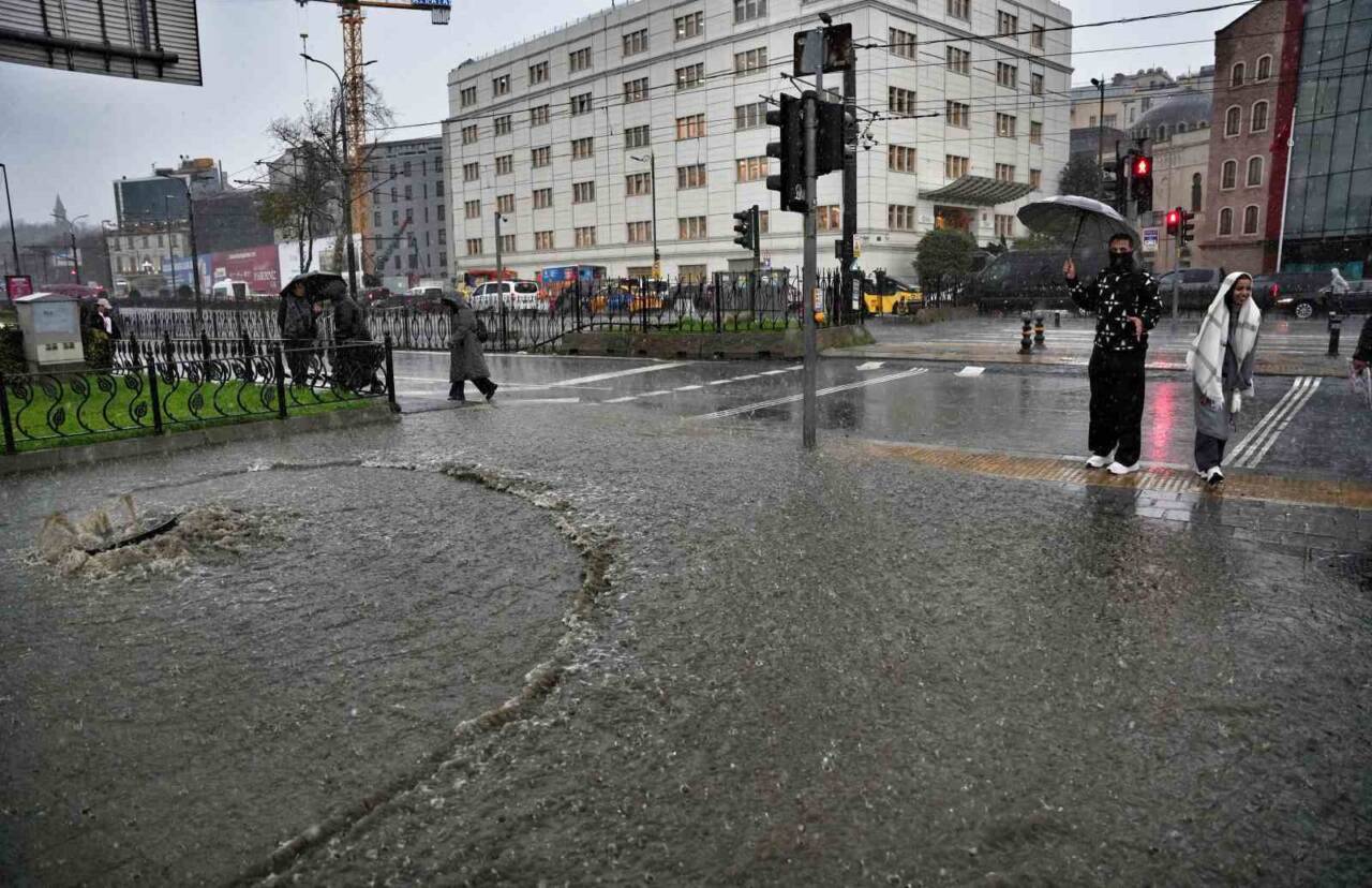 İstanbul'da etkili olan fırtına ve şiddetli yağmur, Eminönü semtini su