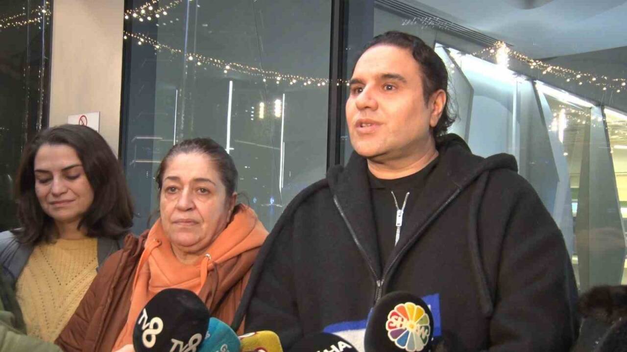 İstanbul'da fenalaşıp hastaneye kaldırılan şarkıcı Fatih Ürek hayatını kaybetti. Sanatçı