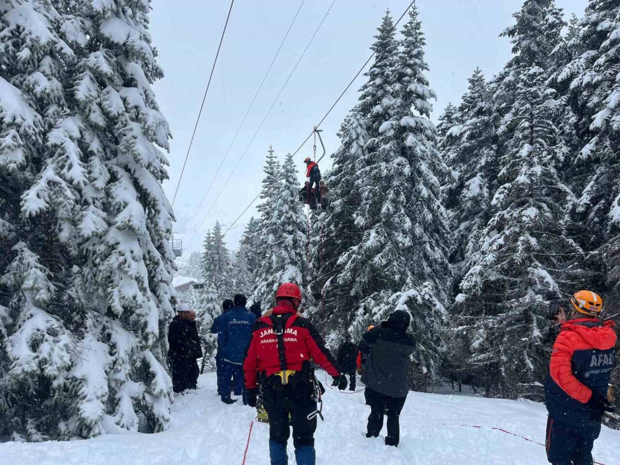 İçişleri Bakanı Ali Yerlikaya, Uludağ'da mahsur kalan 51 tatilcinin kurtarılmasında