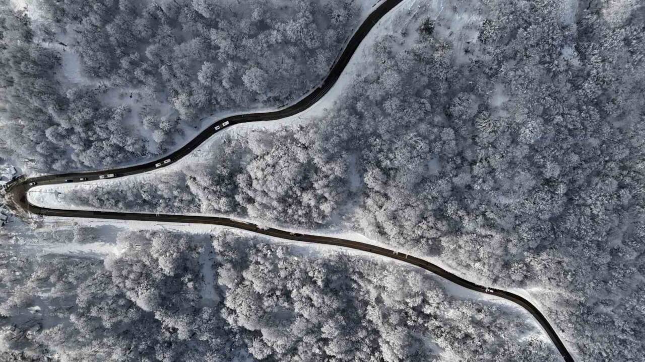 Kartepe, Kocaeli'de son günlerde yoğun kar yağışı sonrası güneşin de