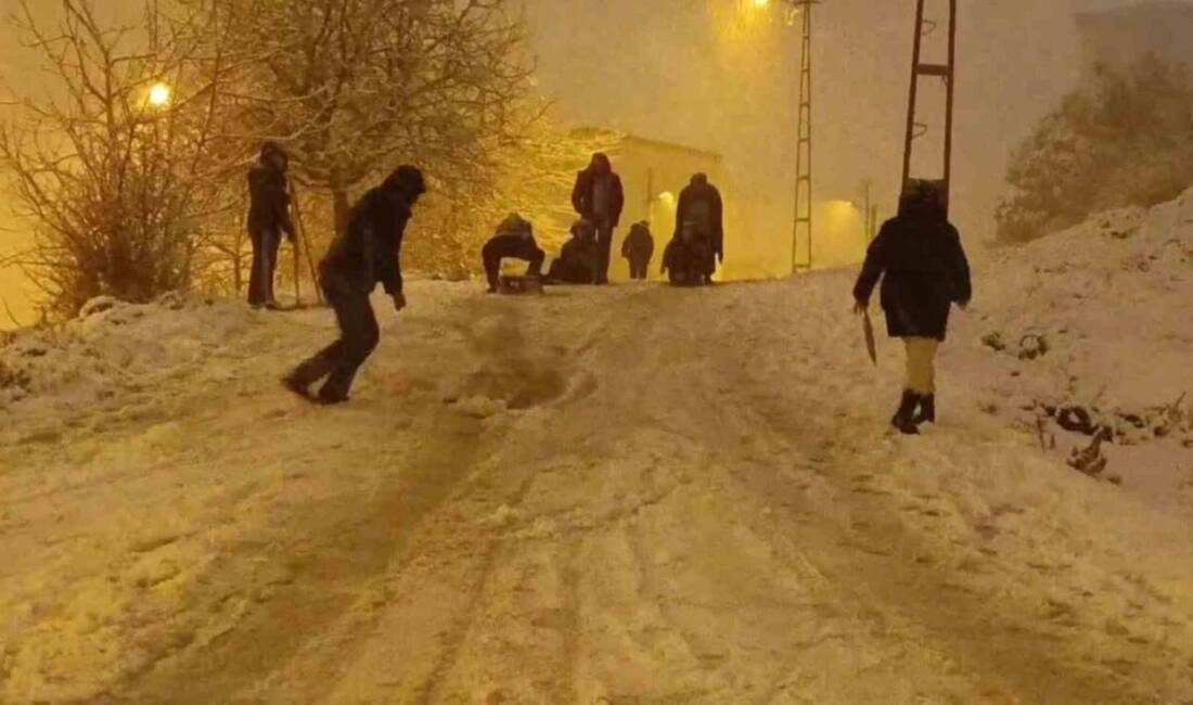 İstanbul Pendik'in Ertuğrul Gazi Mahallesi, kar yağışıyla çocukların oyun alanına