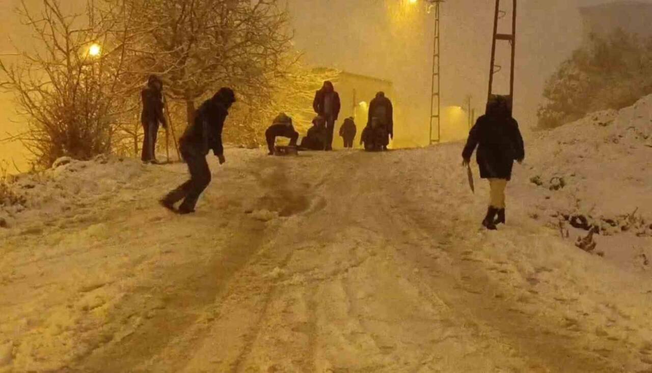 İstanbul Pendik'in Ertuğrul Gazi Mahallesi, kar yağışıyla çocukların oyun alanına