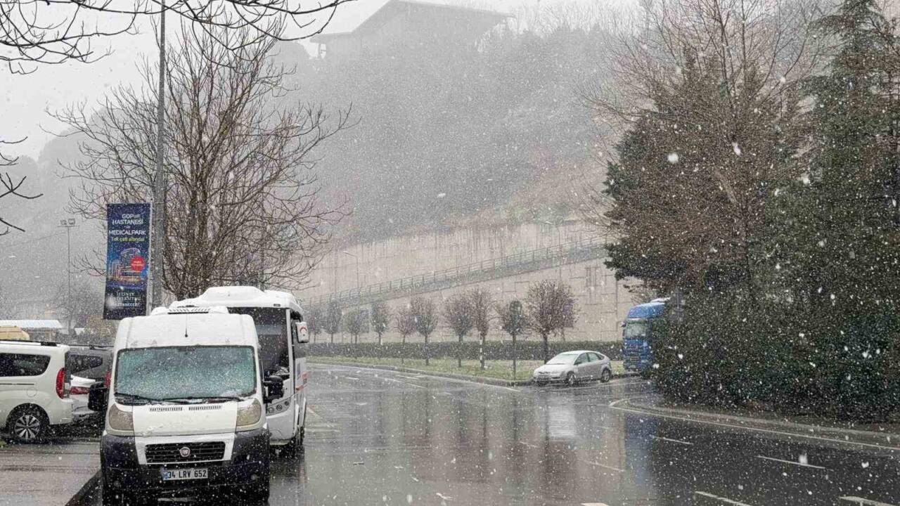 İstanbul'un bazı bölgelerinde, özellikle Bahçelievler, Esenler ve Gaziosmanpaşa'da kar yağışı