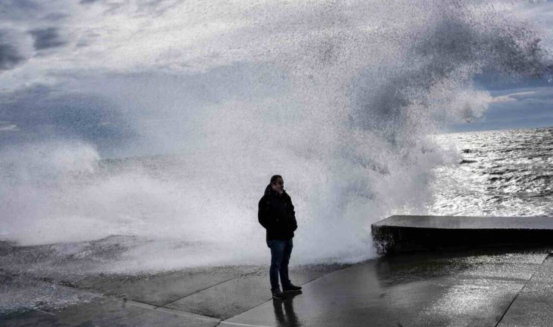 İstanbul'da etkili olan fırtına ve lodos, sahil şeridinde dev dalgalar
