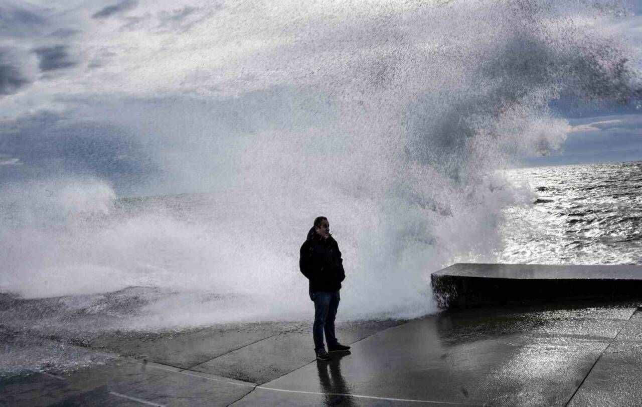 İstanbul'da etkili olan fırtına ve lodos, sahil şeridinde dev dalgalar