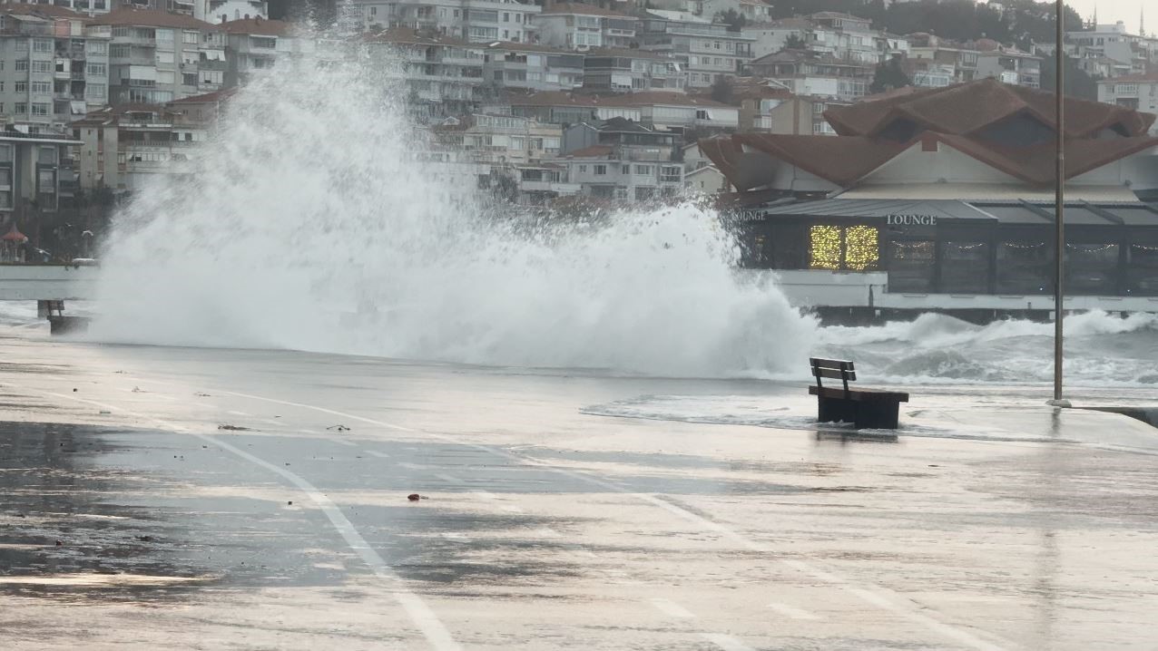 İstanbul geneli lodosun etkisi altına girerken, Büyükçekmece sahilinde dev dalgalar