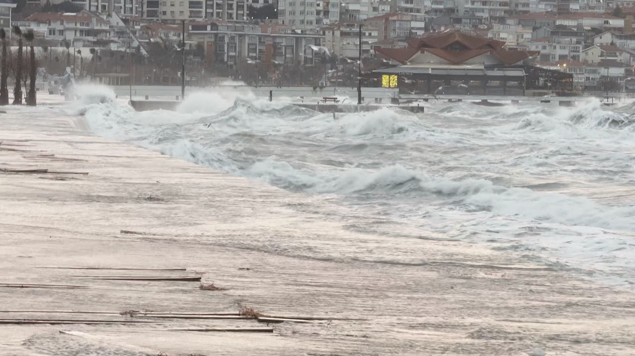 İstanbul'da lodos nedeniyle, Meteoroloji Genel Müdürlüğü'nün uyarılarının ardından İDO ve