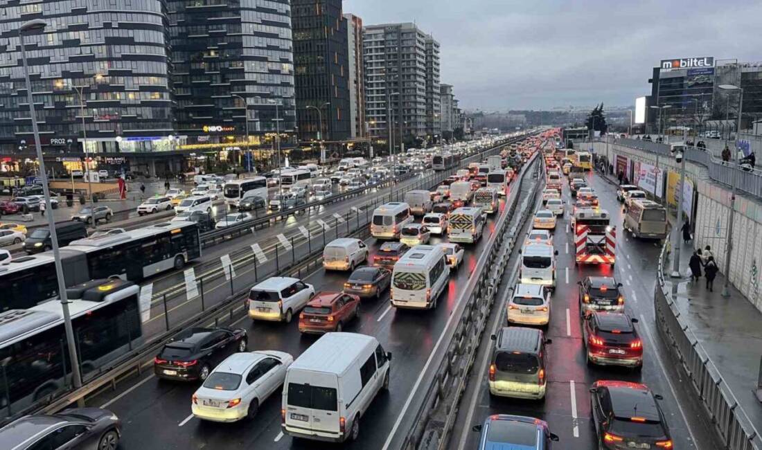 İstanbul'da hafta sonu akşam saatlerinde, yağmurun da etkisiyle trafik yoğunluğu