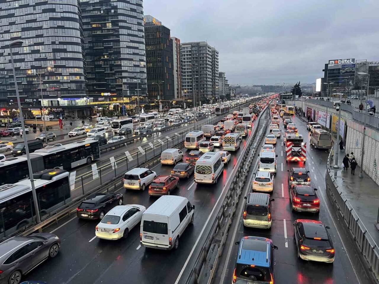 İstanbul'da hafta sonu akşam saatlerinde, yağmurun da etkisiyle trafik yoğunluğu