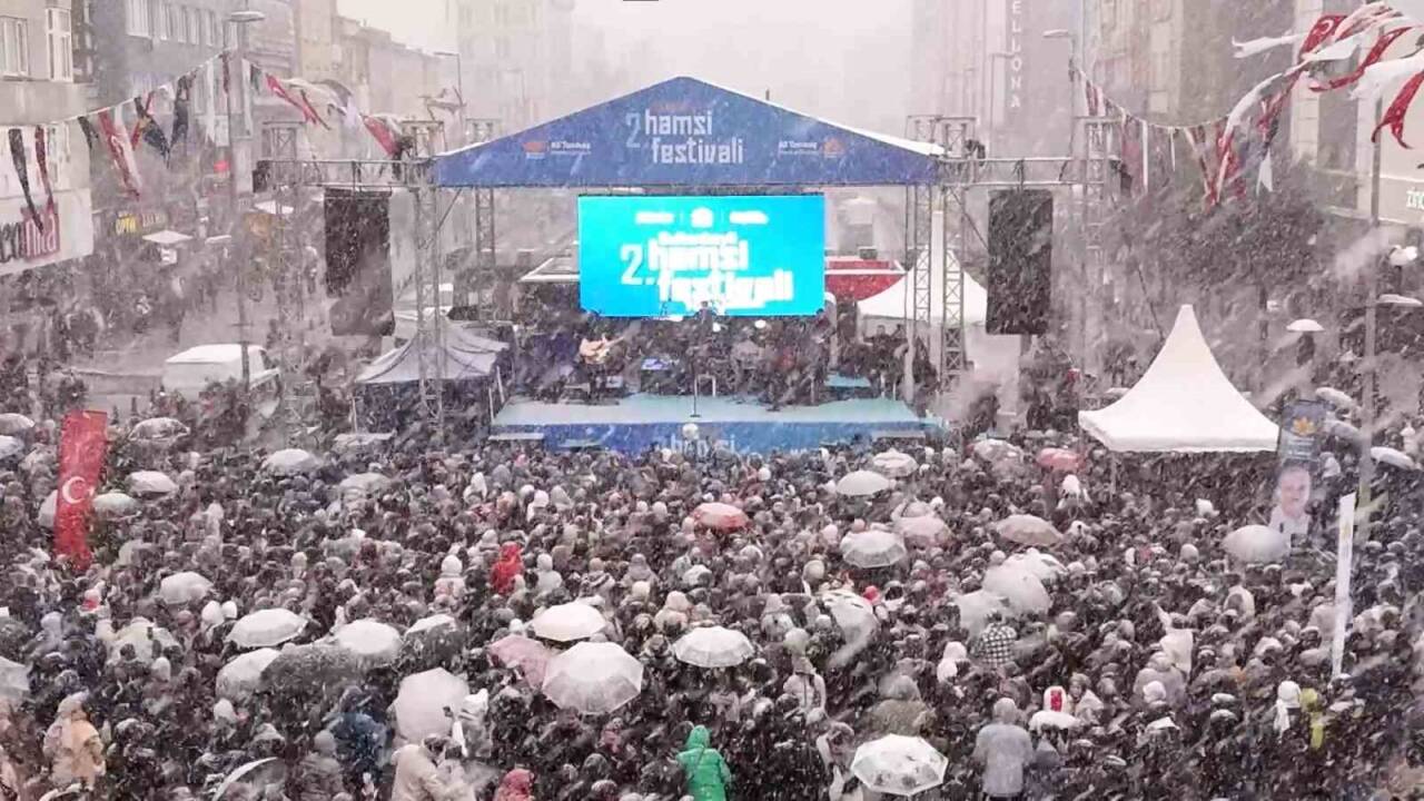 Sultanbeyli Belediyesi tarafından düzenlenen 2. Hamsi Festivali, soğuk havaya rağmen