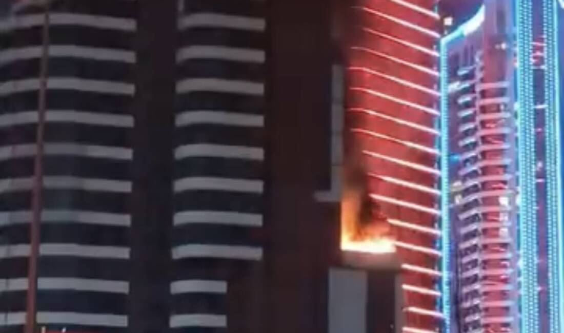 İzmir'in Konak ilçesinde lüks bir yapıda çıkan yangın, itfaiye ekiplerinin