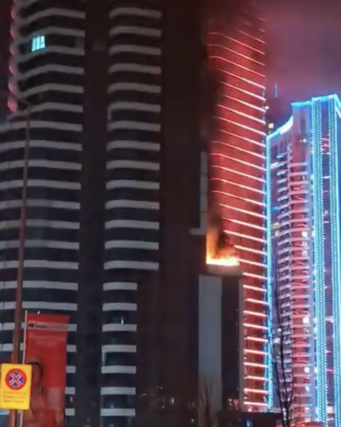 İzmir'in Konak ilçesinde lüks bir yapıda çıkan yangın, itfaiye ekiplerinin