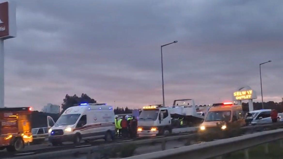 İzmir'in Balçova ilçesinde meydana gelen zincirleme trafik kazasında 8 araç
