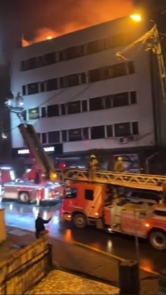 Kağıthane Seyrantepe Mahallesi'nde 4 katlı bir binanın çatısında çıkan yangın,