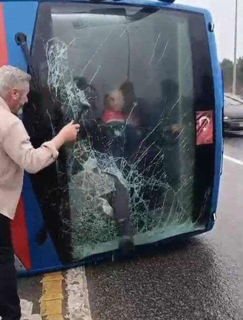 Kağıthane'de bir cezaevi nakil aracının devrilmesi sonucu meydana gelen kazada,