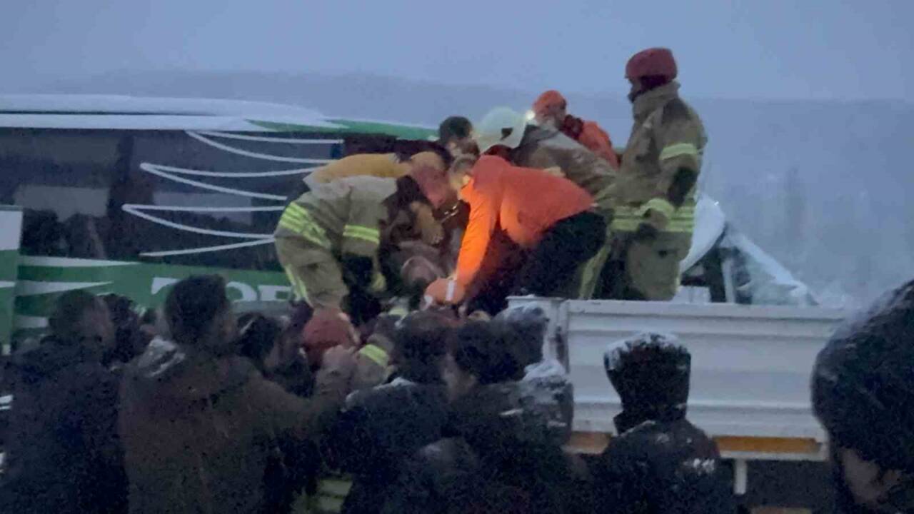 Tokat-Sivas kara yolunda, karlı havada kayarak duramayan Topcan firmasına ait