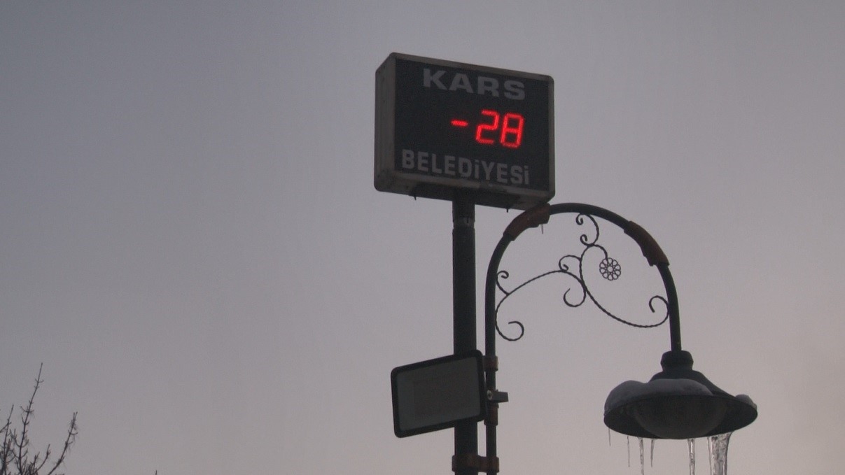 Doğu Anadolu Bölgesi'nde kış koşulları etkisini artırırken, Kars'ta sıcaklık sıfırın