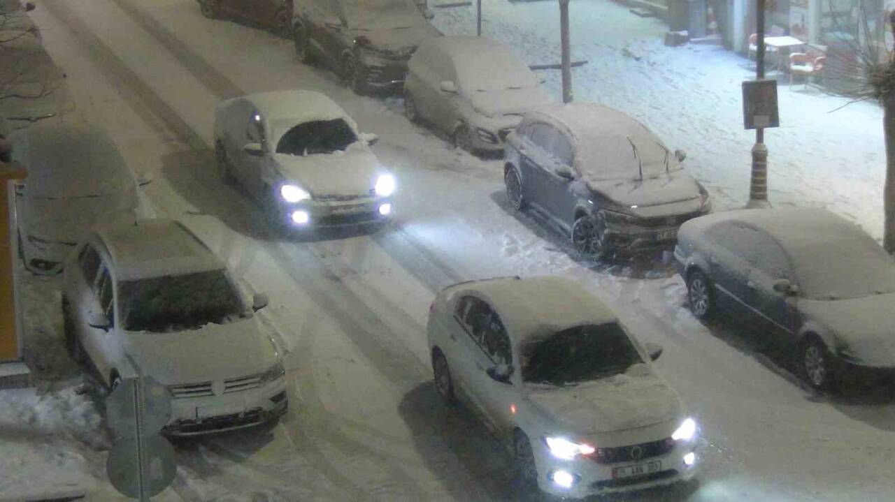 Kars'ta etkili olan yoğun kar yağışı ve tipi, ulaşımı olumsuz