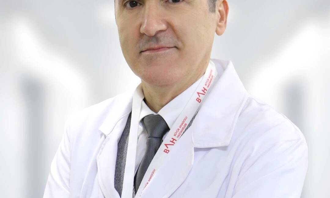 Opr. Dr. Levent A. Kazak, kasık bölgesinde şişlik ve ağrı