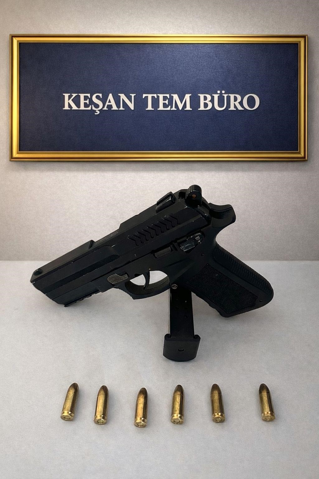 Edirne’nin Keşan ilçesinde, arkadaşını hastanede ziyaret eden H.K.'nın üzerinde ruhsatsız