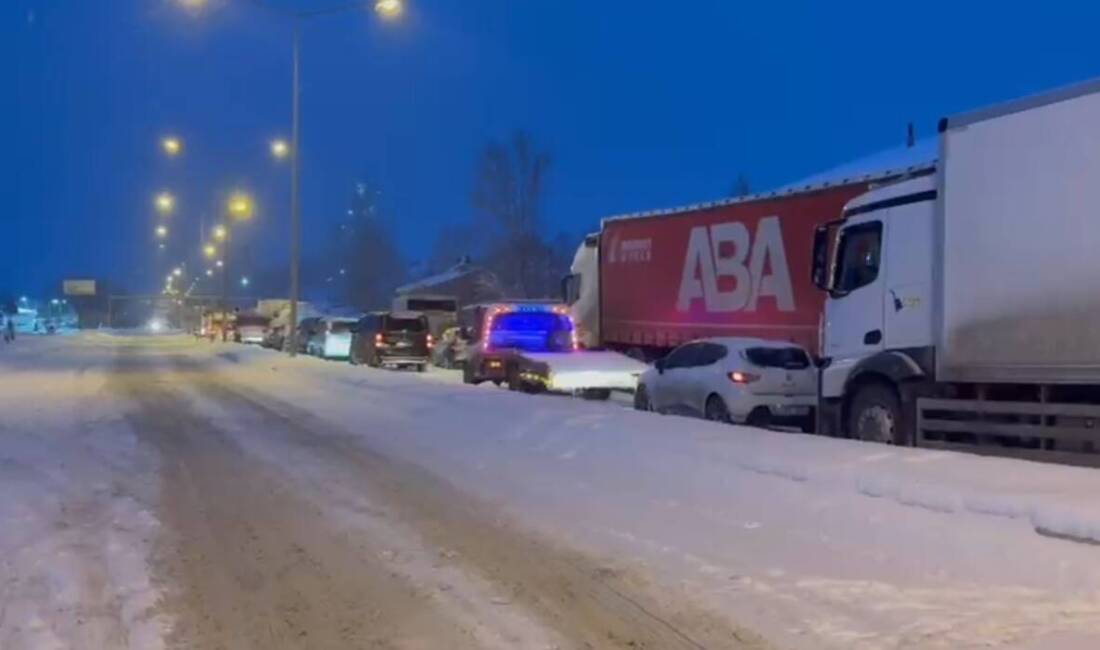 Bayburt ve Erzurum'u bağlayan Kop Dağı Geçidi, yoğun kar ve