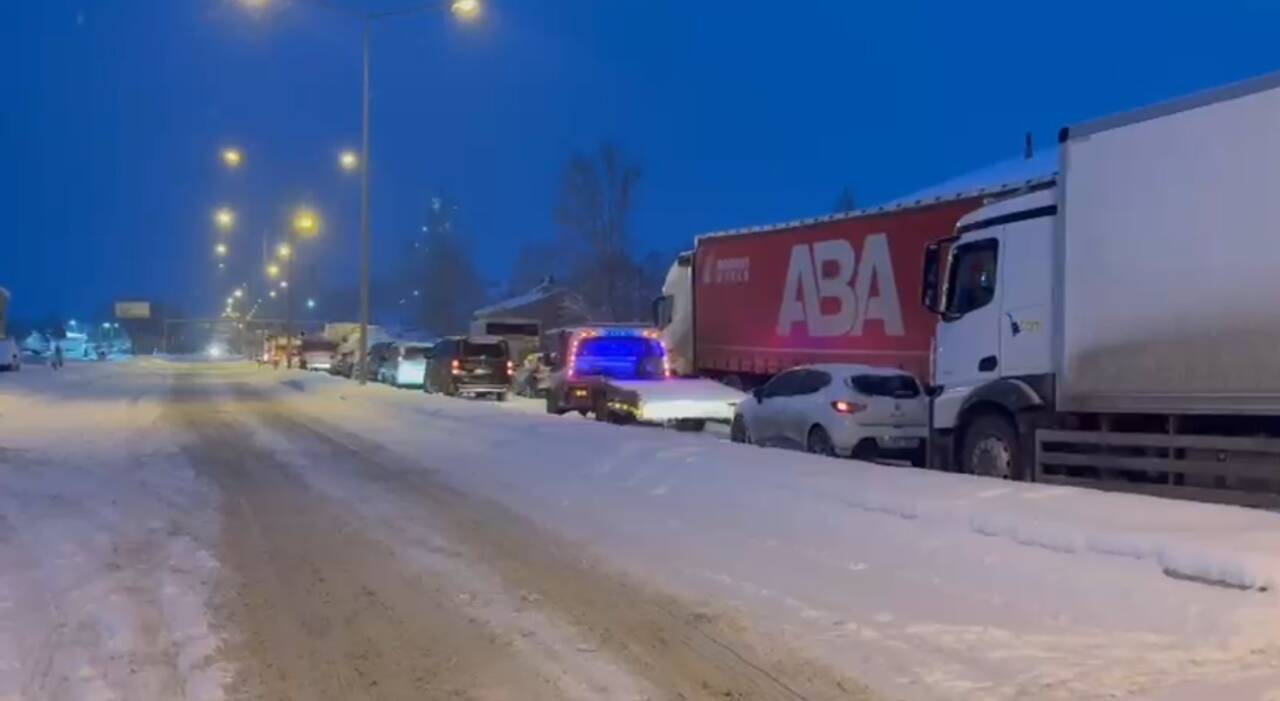 Bayburt ve Erzurum'u bağlayan Kop Dağı Geçidi, yoğun kar ve