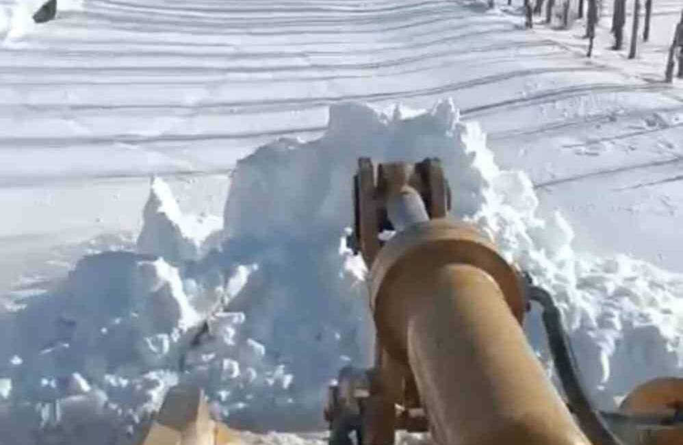 Ağrı'nın Patnos ilçesinde yoğun kar yağışı yolları kapatırken, Patnos İlçe