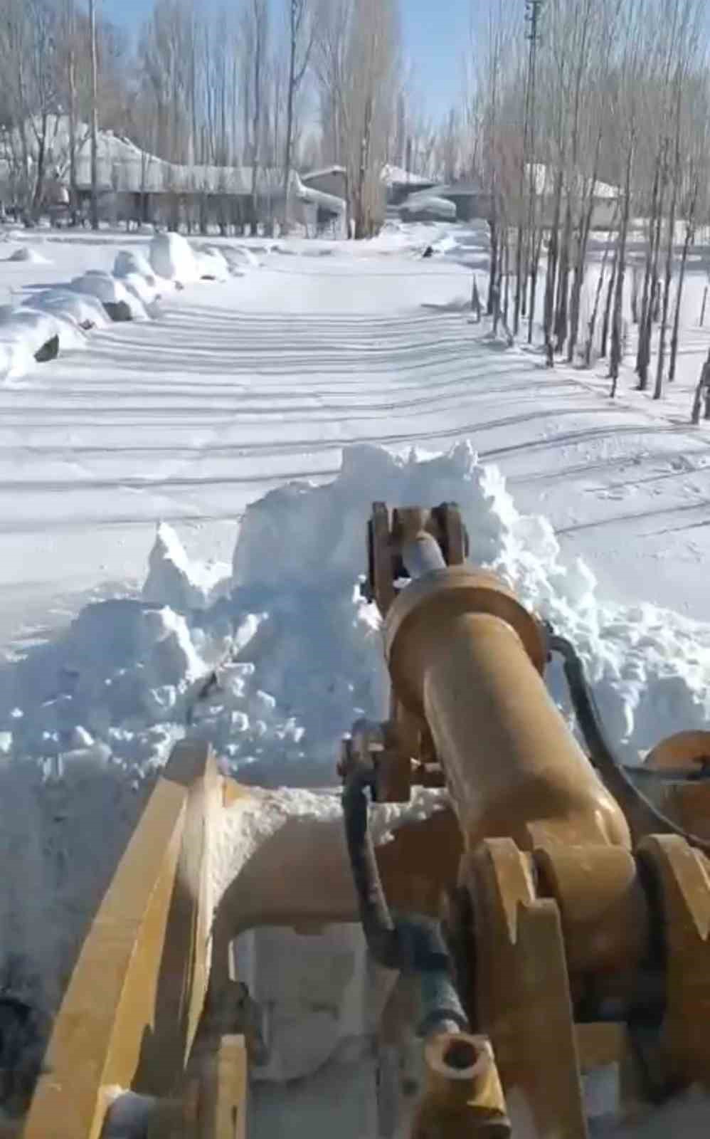 Ağrı'nın Patnos ilçesinde yoğun kar yağışı yolları kapatırken, Patnos İlçe