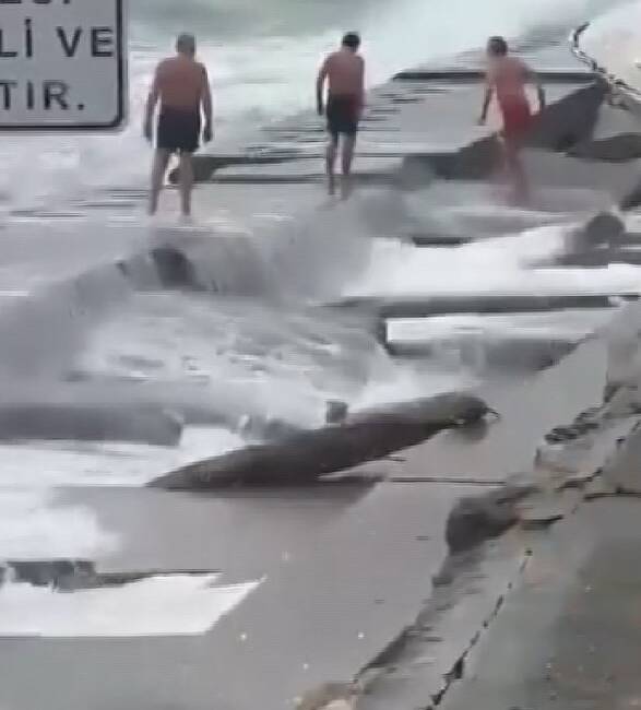 Kadıköy Caddebostan Sahili'nde denize giren Yavuz C., Haluk Ç. ve
