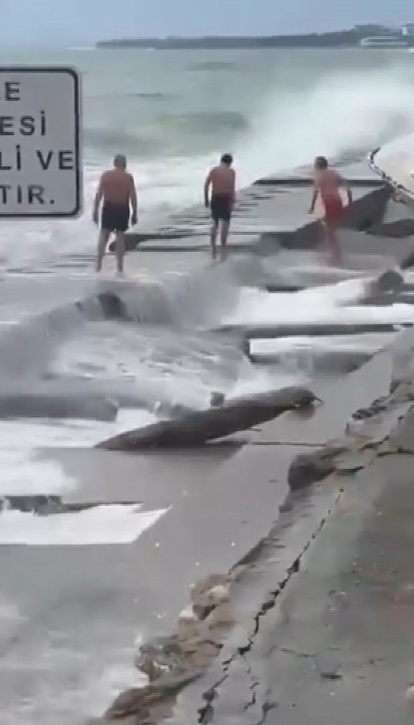 Kadıköy Caddebostan Sahili'nde denize giren Yavuz C., Haluk Ç. ve