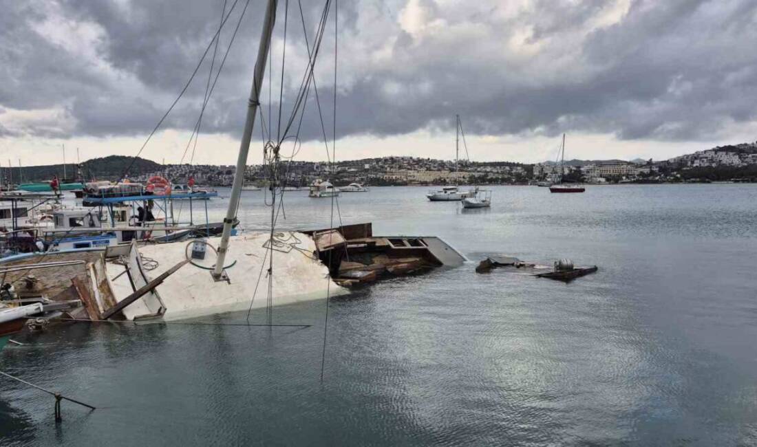 Muğla'nın Bodrum ilçesinde etkili olan güçlü rüzgar, Gümbet Koyu'nda 13