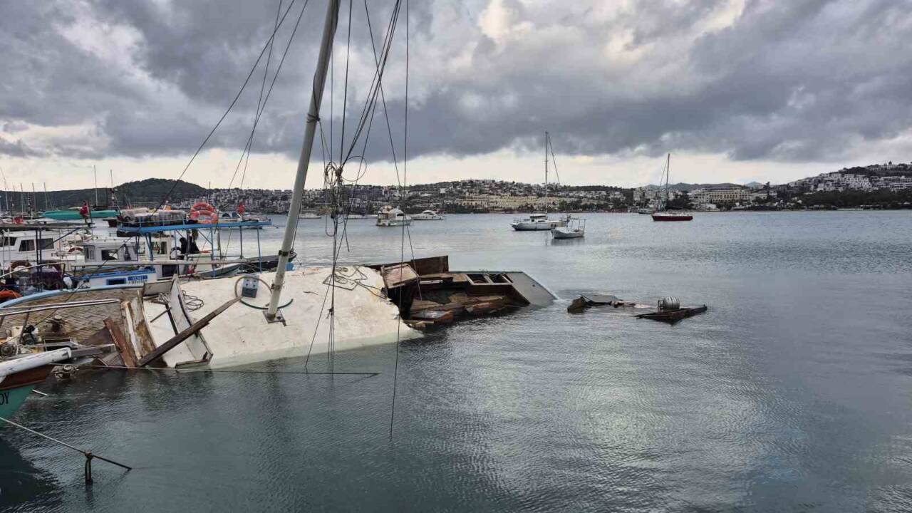 Muğla'nın Bodrum ilçesinde etkili olan güçlü rüzgar, Gümbet Koyu'nda 13