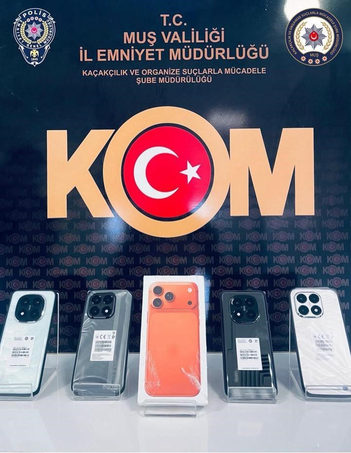 Muş’ta yapılan bir operasyonla 5 gümrük kaçağı cep telefonu ele
