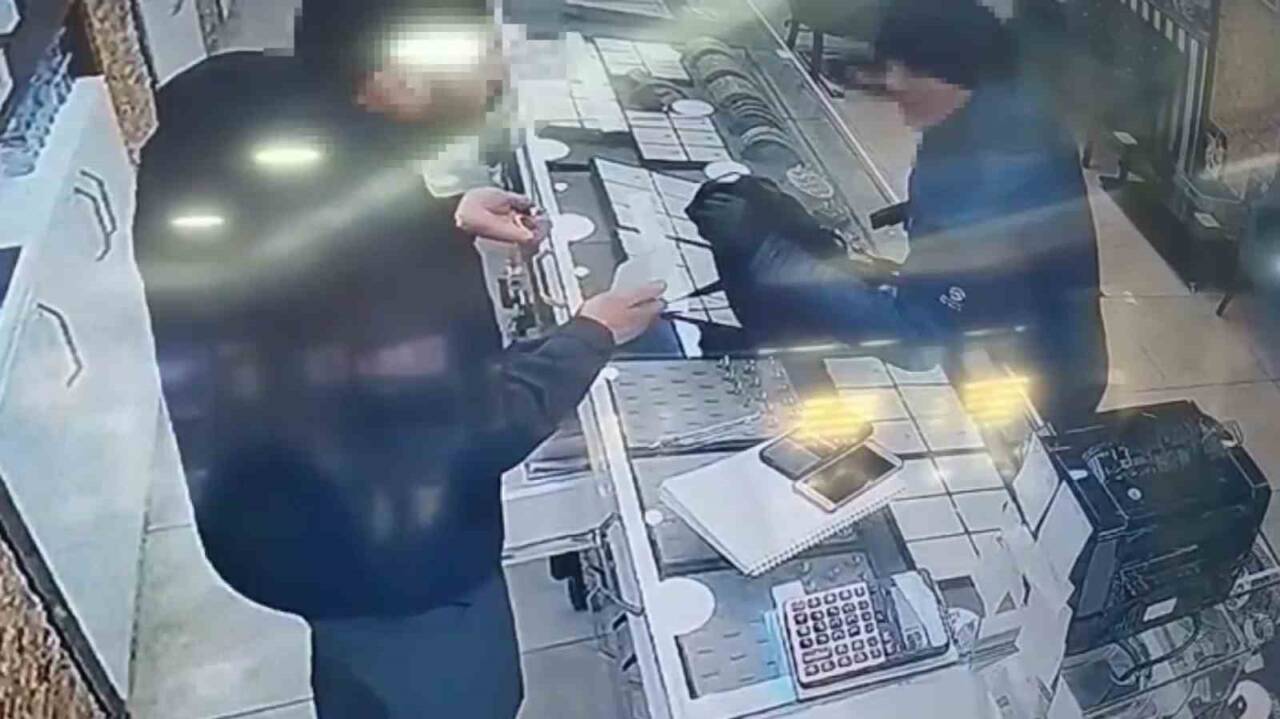 İstanbul Pendik Kaynarca'da kuyumcu dükkanına oyuncak silahla soygun girişiminde bulunan