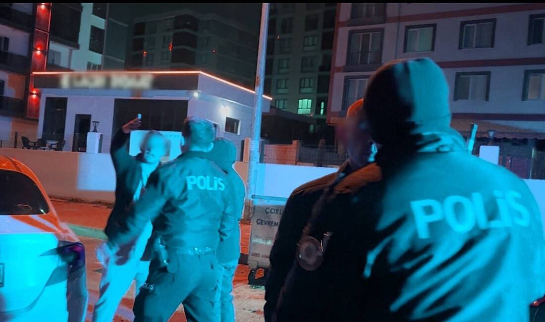 Çorlu’da alkollü sürücü ve yolcu, asayiş ekiplerine yakalanınca muhabirin görüntü