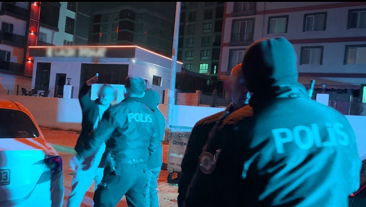 Çorlu’da alkollü sürücü ve yolcu, asayiş ekiplerine yakalanınca muhabirin görüntü