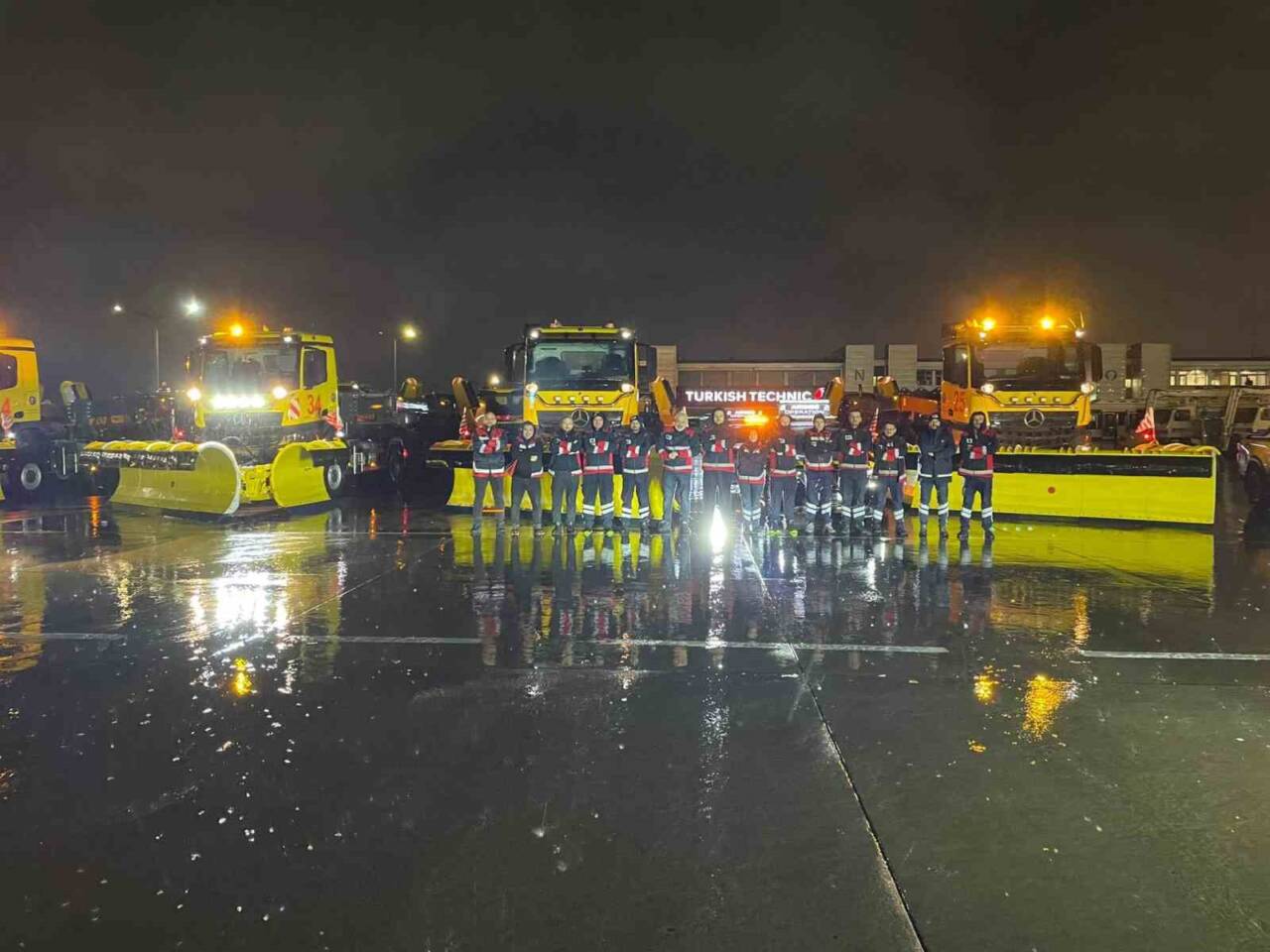 İstanbul'da yarın beklenen kar yağışı nedeniyle Sabiha Gökçen Havalimanı'nda karla