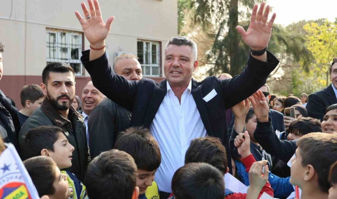 Fenerbahçe Başkanı Sadettin Saran, Adana'daki Akkuyu İlkokulu'nu ziyaret ederek öğrencilerle