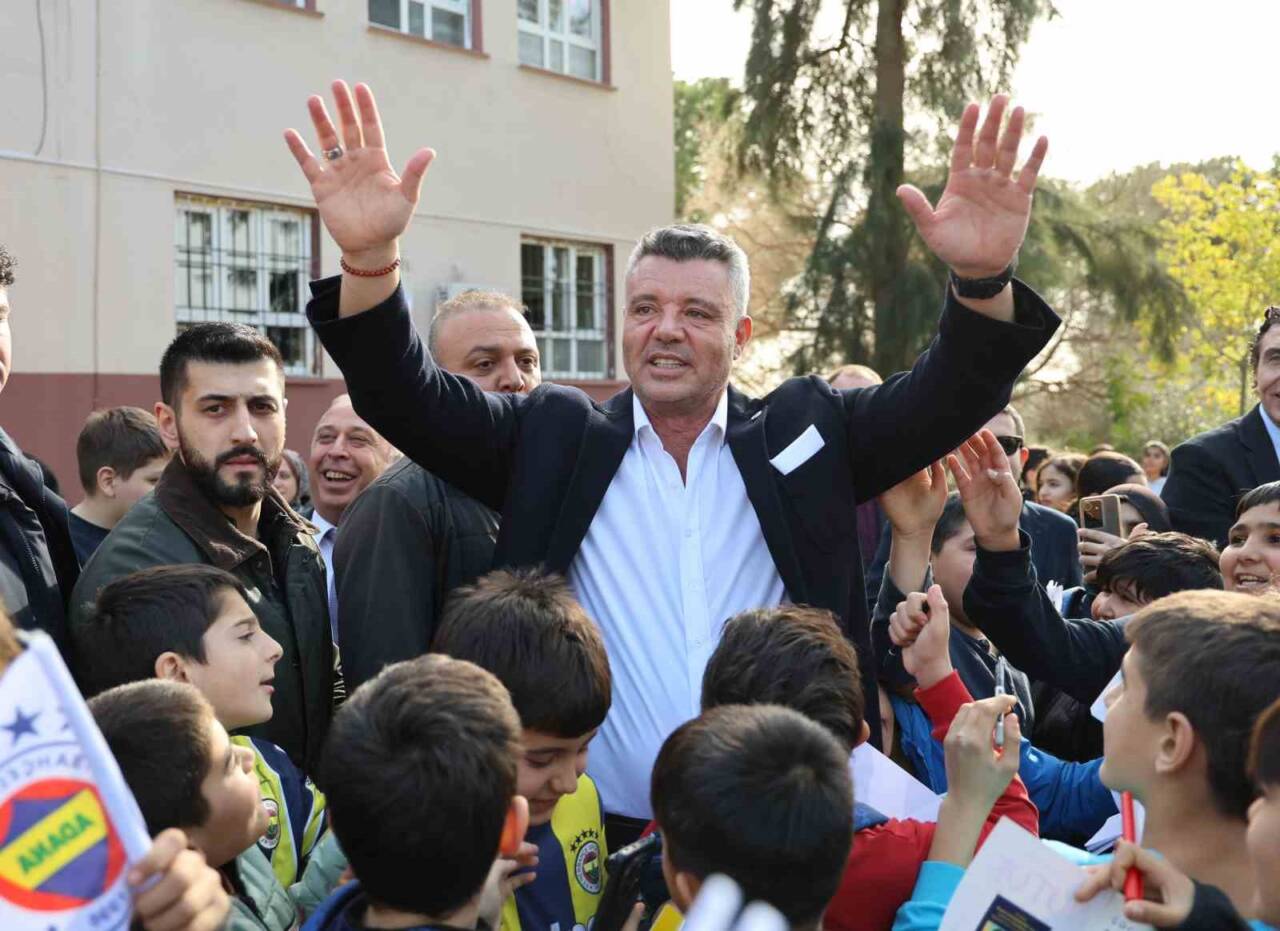 Fenerbahçe Başkanı Sadettin Saran, Adana'daki Akkuyu İlkokulu'nu ziyaret ederek öğrencilerle