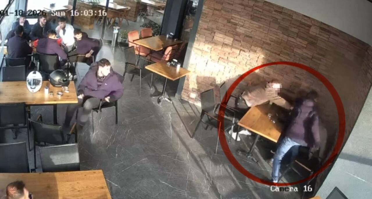 Samsun'un İlkadım ilçesinde 16 yaşındaki E.K., bir fırının pastanesinde oturan