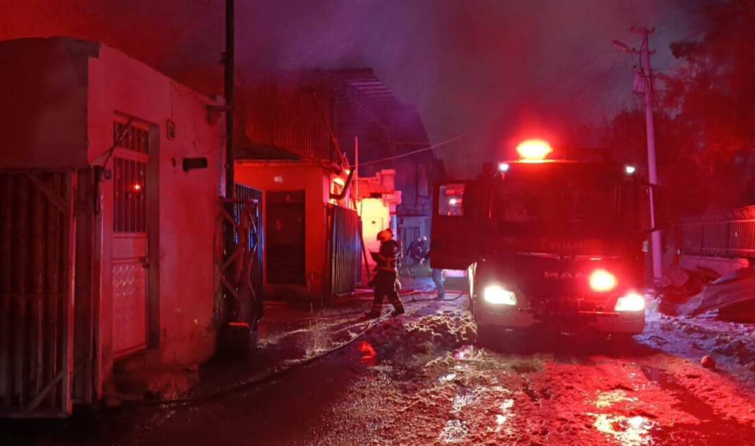 Şanlıurfa'nın Haliliye ilçesindeki oduncular pazarında, odun ve kömür satışı yapan