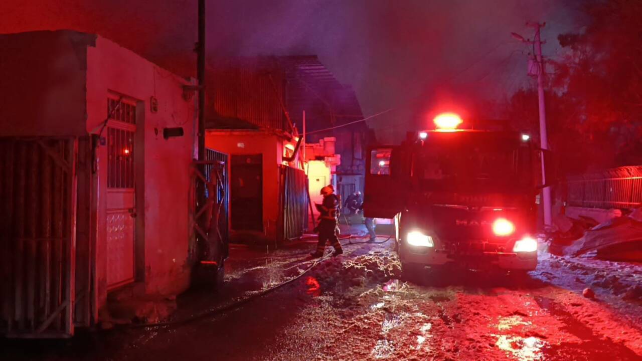Şanlıurfa'nın Haliliye ilçesindeki oduncular pazarında, odun ve kömür satışı yapan