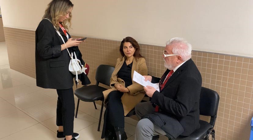 Gazeteci Sedef Kabaş, sosyal medya paylaşımları nedeniyle gözaltına alındıktan sonra,