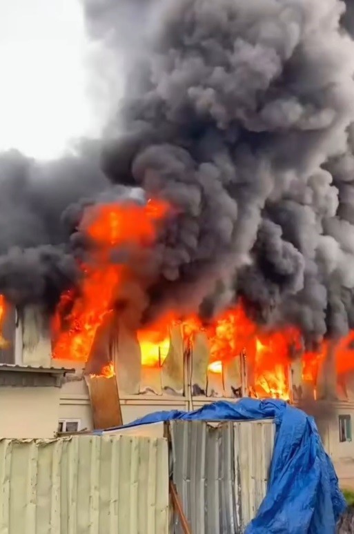 Sakarya'nın Adapazarı ilçesindeki bin yataklı şehir hastanesi şantiyesinde çıkan yangın,