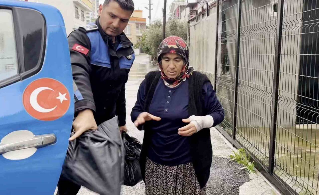 Tarsus'ta olumsuz hava koşulları nedeniyle görev yapan Tarsus Belediyesi Zabıta