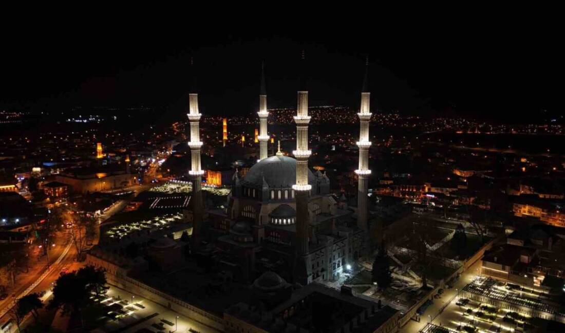 Mimar Sinan’ın eseri Selimiye Camii, yenilenen LED aydınlatma sistemiyle geceleri